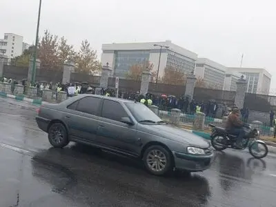تجمع کارکنان سازمان بهزیستی استان‌های مختلف مقابل مجلس/ با مدرک فوق لیسانس ۱۷ میلیون می‌گیریم!
