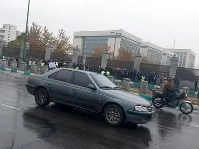 تجمع کارکنان سازمان بهزیستی استان‌های مختلف مقابل مجلس/ با مدرک فوق لیسانس ۱۷ میلیون می‌گیریم!