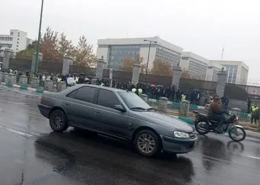 تجمع کارکنان سازمان بهزیستی استان‌های مختلف مقابل مجلس/ با مدرک فوق لیسانس ۱۷ میلیون می‌گیریم!