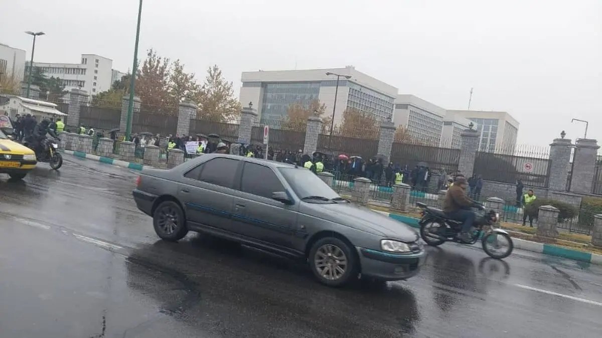تجمع کارکنان سازمان بهزیستی استان‌های مختلف مقابل مجلس/ با مدرک فوق لیسانس ۱۷ میلیون می‌گیریم!