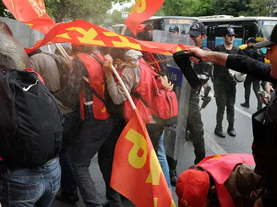  پلیس استانبول معترضین را با گاز اشک‌آور متفرق کرد/ کشته شدن 1 نفر توسط نیروهای امنیتی  