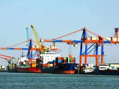 تخلیه و بارگیری در بنادر کشور بدون وقفه ادامه دارد