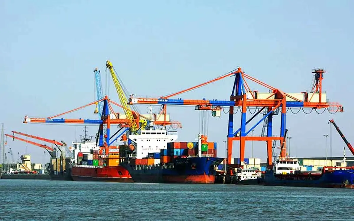 تخلیه و بارگیری در بنادر کشور بدون وقفه ادامه دارد