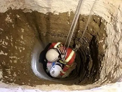 نجات جان یک کارگر چاهکن از عمق ۱۷ متری