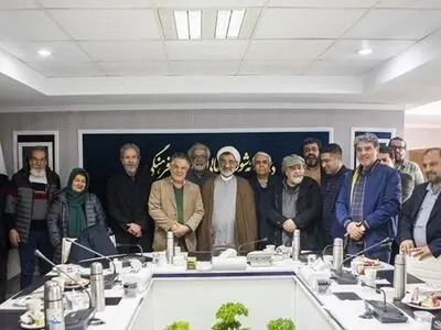 دیدار دبیر شورای عالی انقلاب فرهنگی با جمعی از هنرمندان
