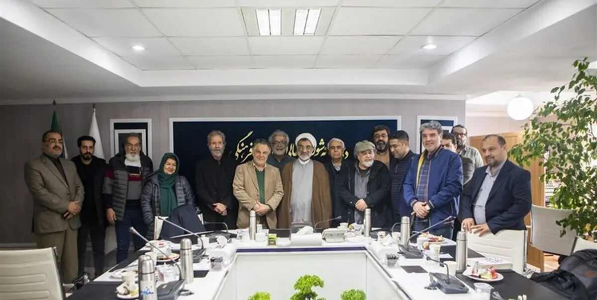 دیدار دبیر شورای عالی انقلاب فرهنگی با جمعی از هنرمندان