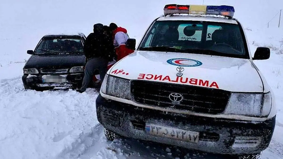 آماده باش نیروهای هلال احمر آذربایجان غربی/امداد رسانی به بیش از ۱۴۸ نفر گرفتار شده در برف و کولاک