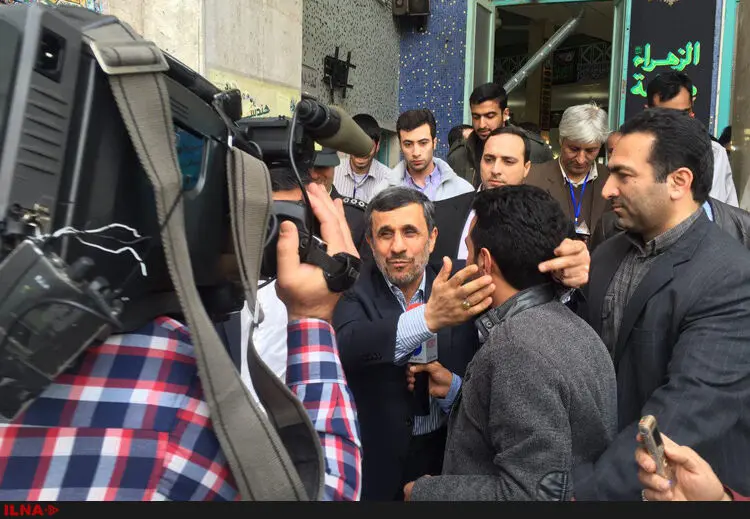 احمدی‌نژاد و بقایی رای خود را در مسجد نارمک به صندوق انداختند + تصاویر