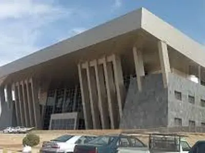 سالن انتظار راه آهن همدان برای اتمام چشم انتظارتزریق 90 میلیارد تومان اعتبار است