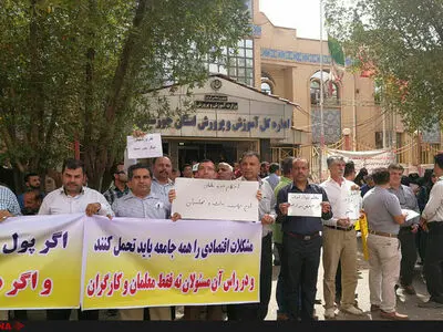 تجمع فرهنگیان خوزستان مقابل اداره کل آموزش و پرورشِ استان/به فیش‌های حقوقی معترضیم
