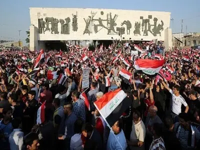تجمع گسترده هزاران شهروند عراقی در میدان التحریر بغداد