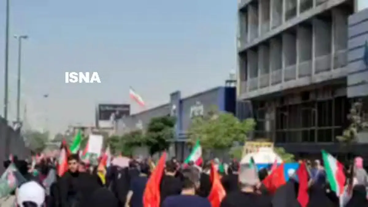 حرکت خیل عظیم مشتاقان وداع با پیکر رهبر شهید انقلاب به سمت دانشگاه شریف بعد از اعلام خبر ورود پیکرهای مطهر از جنب دانشگاه شریف به مسیر تشییع + فیلم