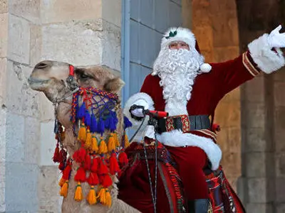 کریسمس متفاوت با شترسواری و اسکی‌بازی بابانوئل‌ها+فیلم