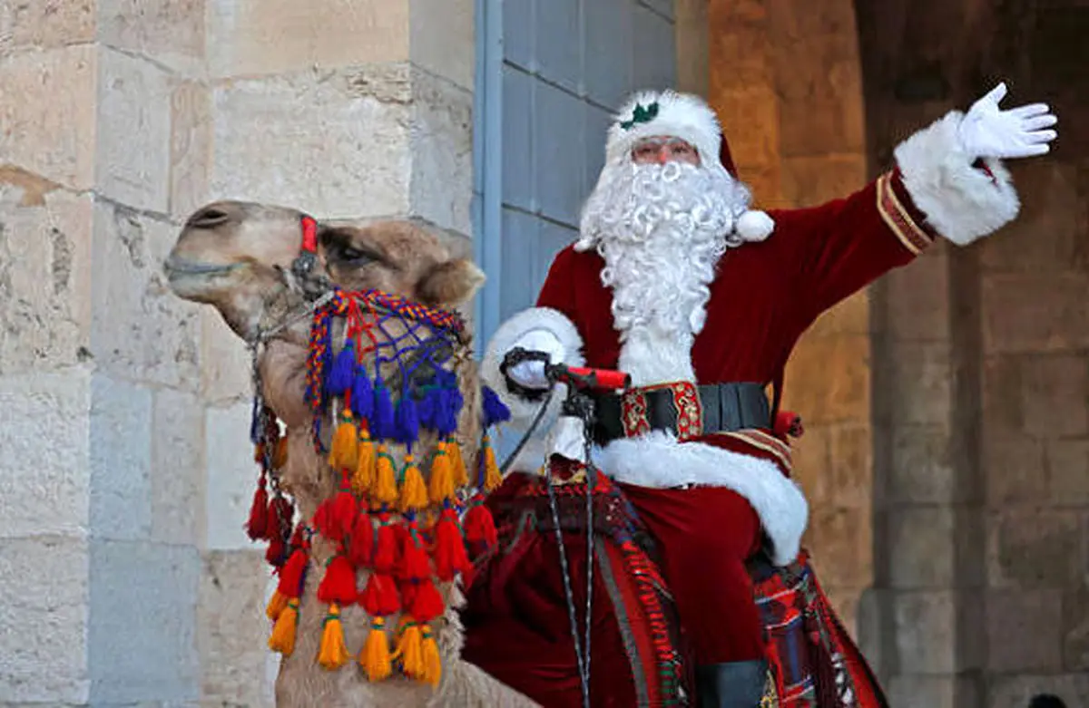 کریسمس متفاوت با شترسواری و اسکی‌بازی بابانوئل‌ها+فیلم