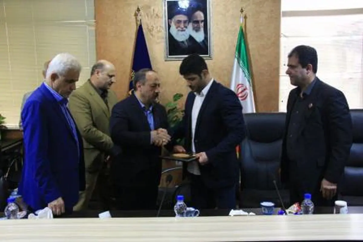 قدردانی شهردار رشت از علیرضا کریمی قهرمان کشتی ایران  