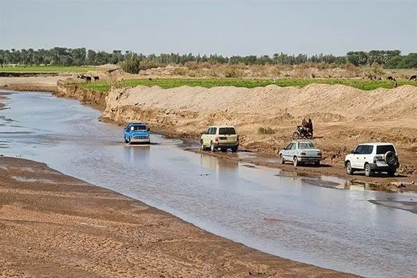 بارش شدید باران در کلاله ۲۰۰ خودرو را گرفتار گل و لای کرد