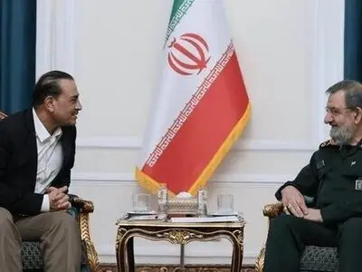 فرمانده ارتش پاکستان هیچ کاری نداشت و بیخودی با پزشکیان و قالیباف و محسن رضایی دیدار کرد!