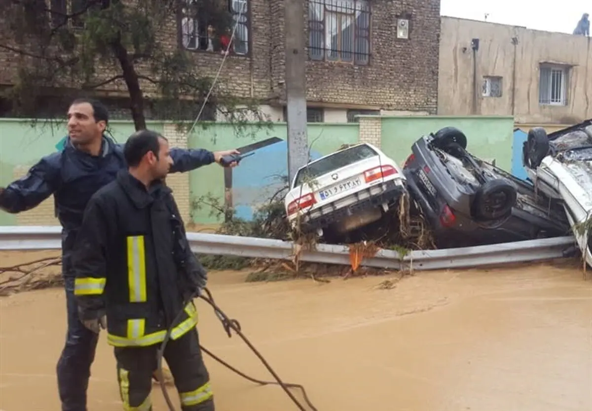 جاری شدن سیل در مسیرهای منتهی به دروازه قرآن،  ابوالکلام و خروجی شیراز / مسدود شدن ورودی شهر تا اطلاع ثانوی / مسافران از تردد غیر ضروری بپرهیزند/ 