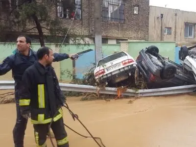 جاری شدن سیل در مسیرهای منتهی به دروازه قرآن،  ابوالکلام و خروجی شیراز / مسدود شدن ورودی شهر تا اطلاع ثانوی / مسافران از تردد غیر ضروری بپرهیزند/ 