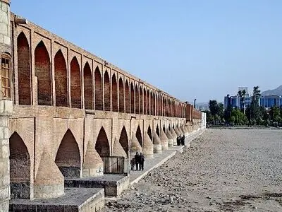 به بحران زاینده‌رود به‌عنوان موضوع ملی و فراملی توجه کنید