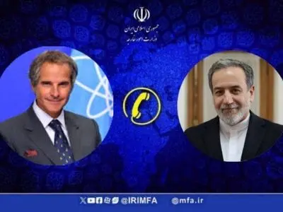 اثناء محادثة هاتفية غروسي؛ عراقجي: على الوكالة الدولية للطاقة الذرية اتخاذ موقف واضح بشأن التهديدات ضد المنشآت الإيرانية