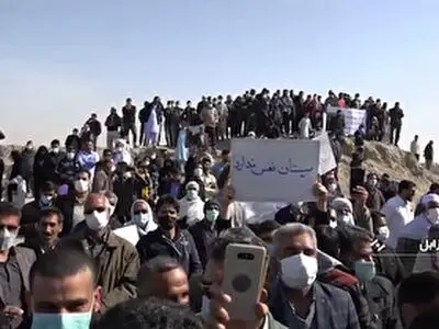 مطالبه مردم سیستان در دل تالاب «هامون» برای پیگیری حقابه
