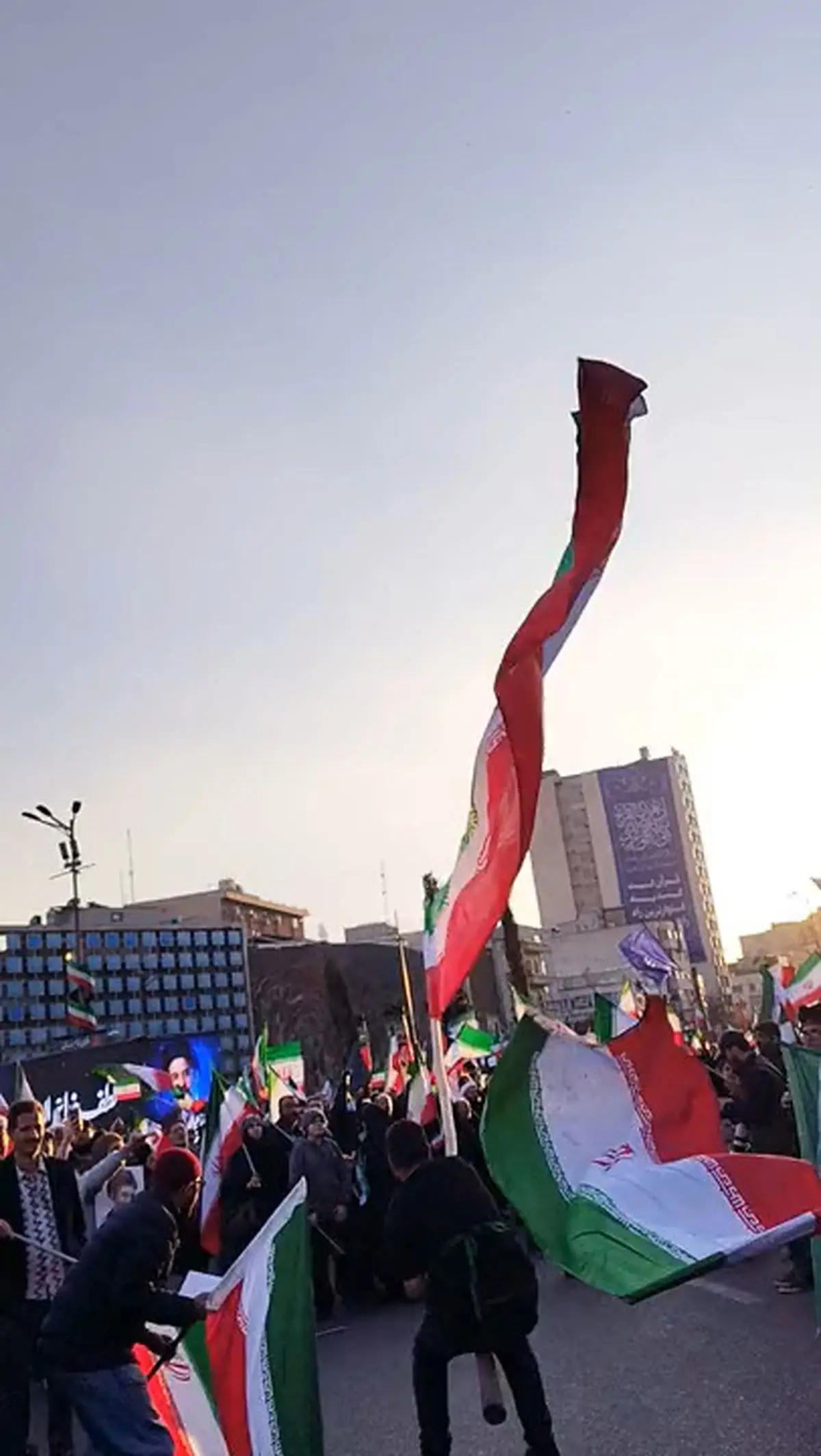 پرچم‌گردانی جوانان در میدان انقلاب + فیلم