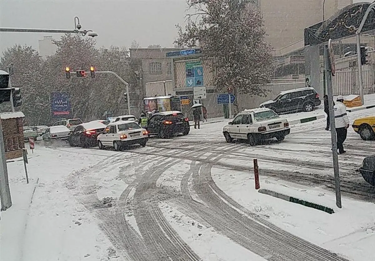 در پی بارش برف، عوامل خدمات شهری در حال گشت‌زنی در سطح پایتخت

