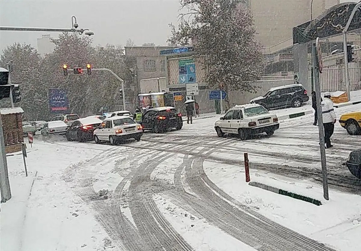 در پی بارش برف، عوامل خدمات شهری در حال گشت‌زنی در سطح پایتخت

