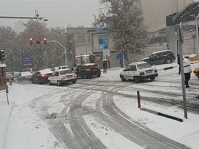 در پی بارش برف، عوامل خدمات شهری در حال گشت‌زنی در سطح پایتخت

