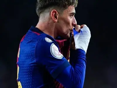 فلیک: گاوی همراه تیم سفر می‌کند اما هنوز آماده بازی نیست