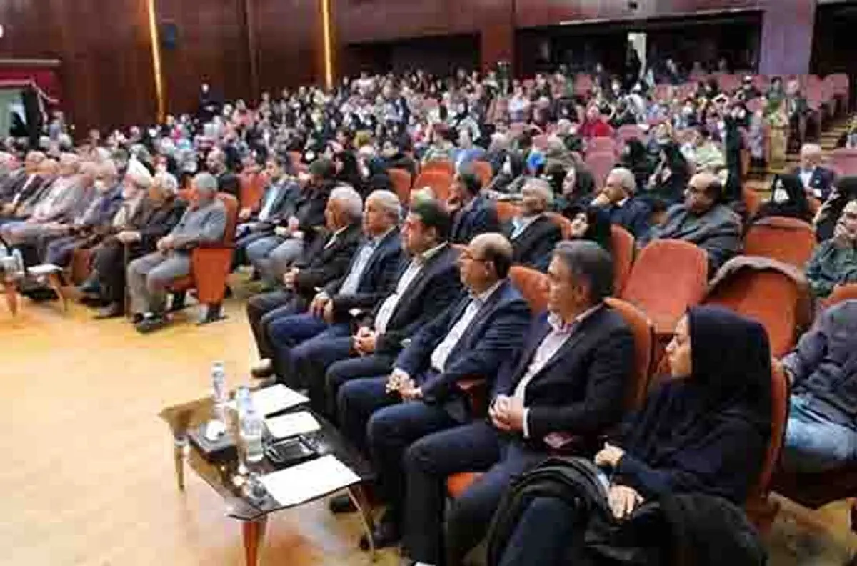 تجلیل از بانک ایران زمین در مراسم بزرگداشت تاسیس انجمن کلیوی زنجان
