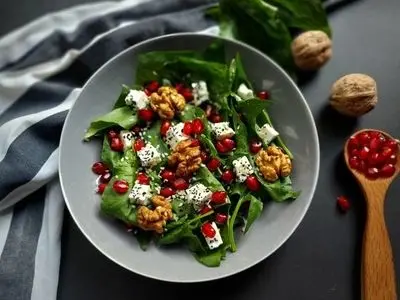 طرز تهیه سالاد اسفناج مجلسی با طعم بسیار عالی 