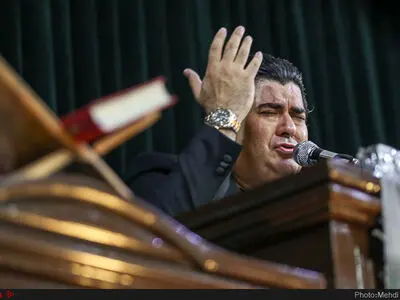 سالار عقیلی تیتراژ برنامه «آنچه خود داشت» را خواند