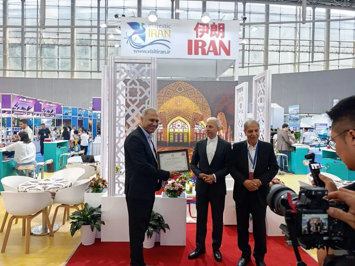 اعطای نمایندگی کانون جهانگردی و اتومبیلرانی در چین