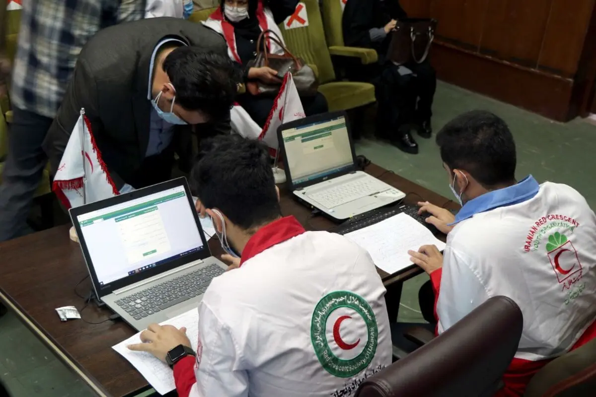 مشارکت ۱۰۵۵ نفر از جوانان جمعیت هلال احمر گیلان روزانه در واکسیناسیون کرونا 