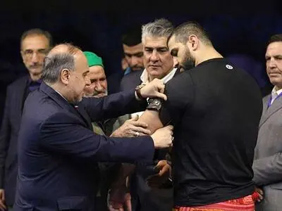 بازوبند پهلوانی به دست پهلوان جابر صادق زاده بسته شد