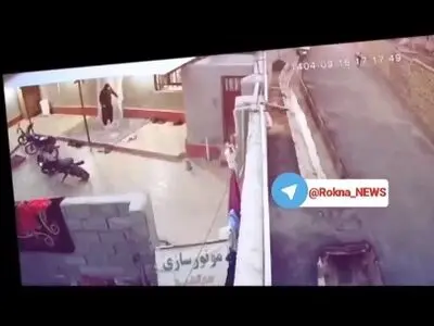 نجات دختر بچه از حمله سه سگ رها شده در مسیر بازگشت از ⁧مدرسه⁩ + فیلم