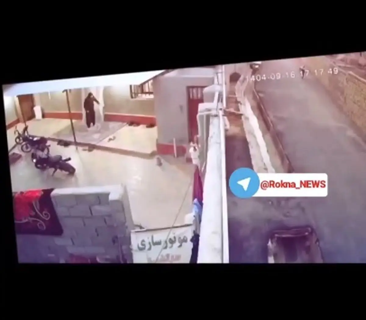 نجات دختر بچه از حمله سه سگ رها شده در مسیر بازگشت از ⁧مدرسه⁩ + فیلم