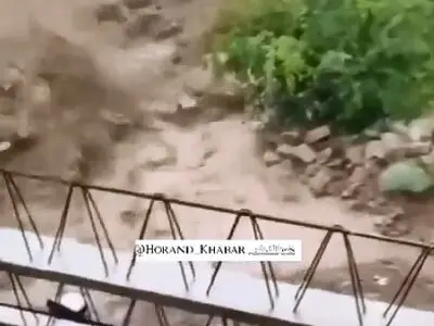 سیل در روستاهای منطقۀ هوراند آذربایجان‌شرقی تراکتور را با خودش برد + فیلم