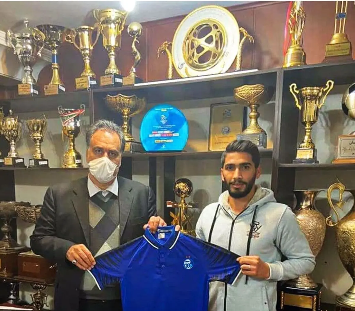 به آفرین با استقلال توافق کرد