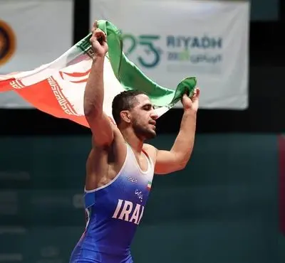 دور افتخار رحمان عموزاد و مهدی تقوی با پرچم ایران در ریاض