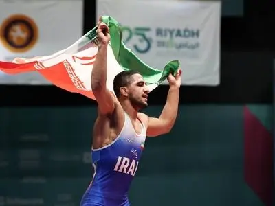 دور افتخار رحمان عموزاد و مهدی تقوی با پرچم ایران در ریاض