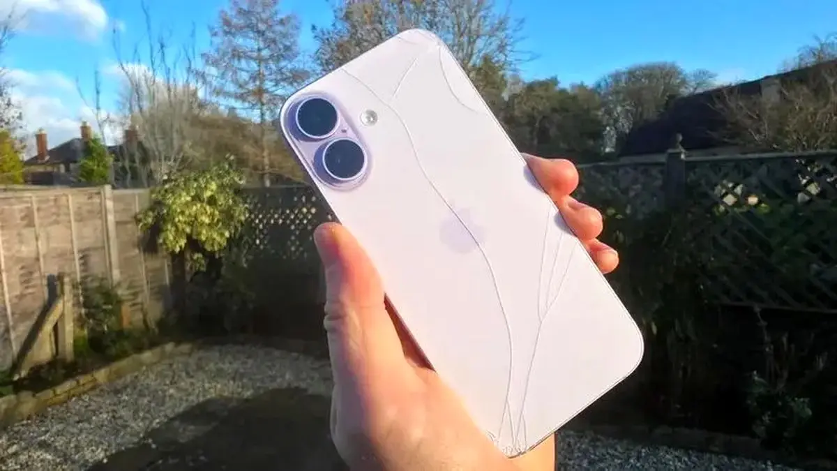 چرا اپل با حذف تیتانیوم از آیفون ۱۷ یک اشتباه بزرگ کرد؟ 