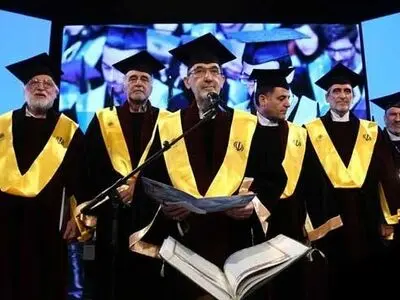 ولایتی در لباس فارغ التحصیلی/عکس