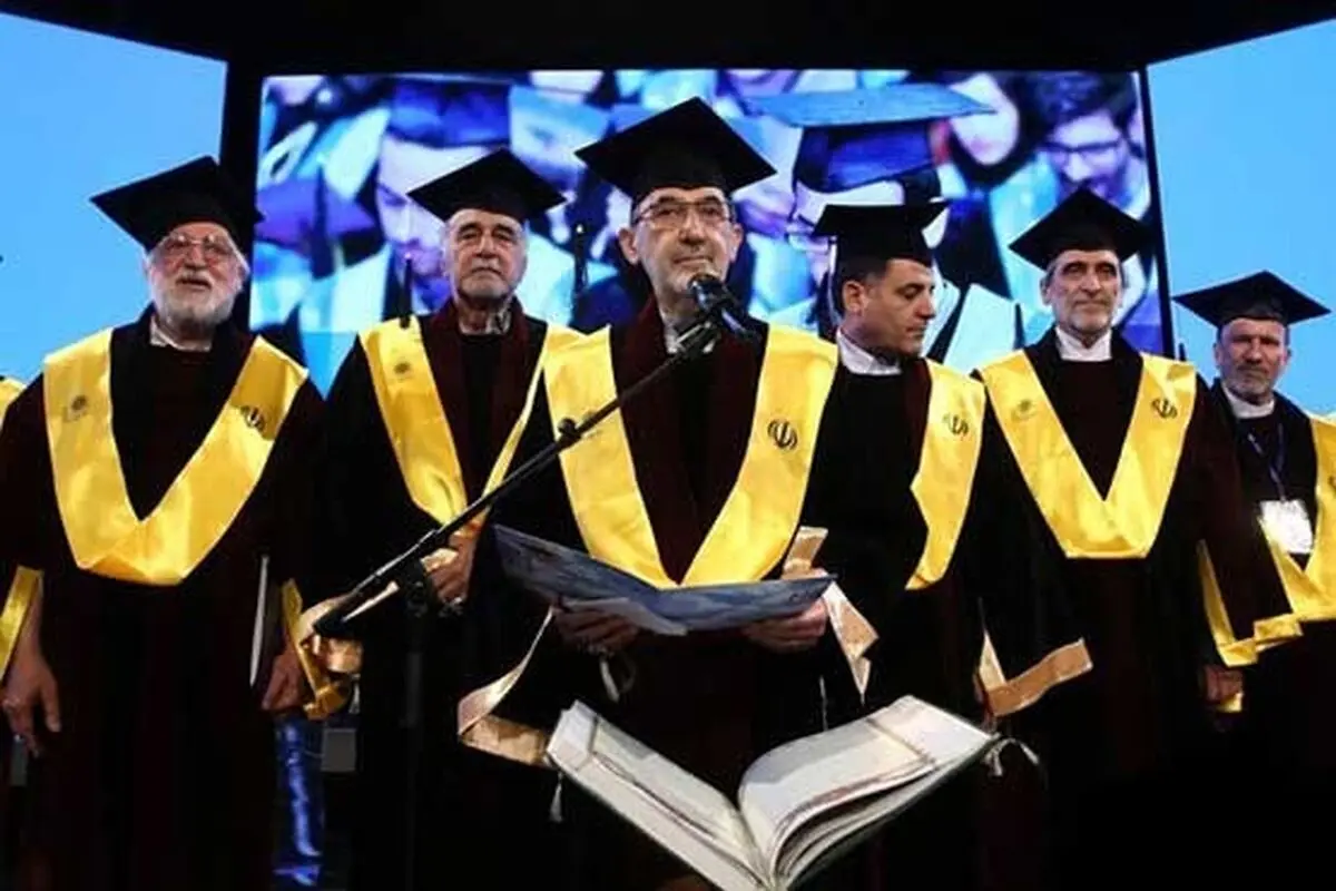 ولایتی در لباس فارغ التحصیلی/عکس