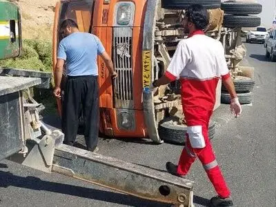 واژگونی یک دستگاه کامیون ۳ مصدوم بر جای گذاشت