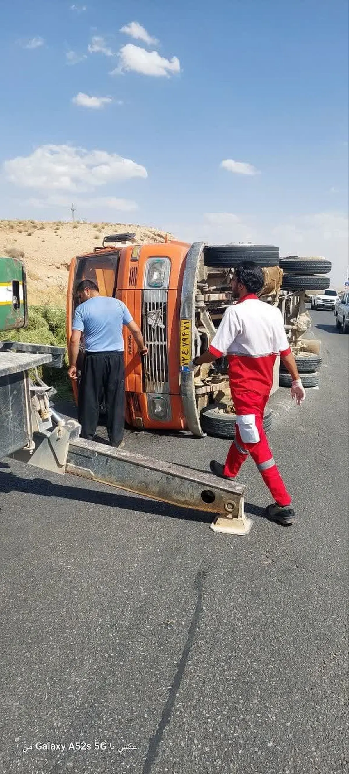 واژگونی یک دستگاه کامیون ۳ مصدوم بر جای گذاشت