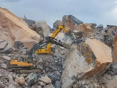 توضیحات معاون استاندار درباره کشف جسد سومین کارگر معدن شازند/ جسد کامل نیست