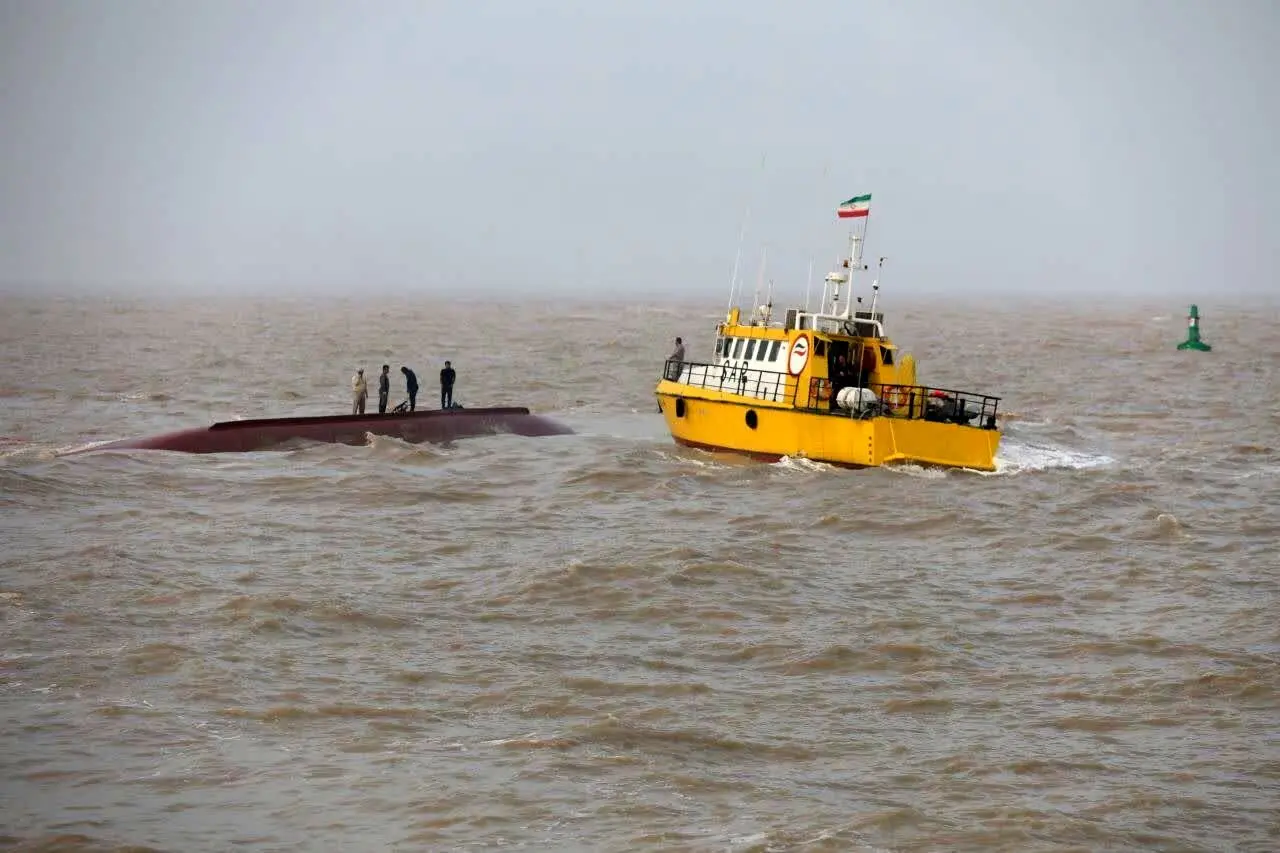 غرق شدن یک لنج باری با ۷ خدمه در سواحل اروندکنار/ ۳ خدمه مفقود شدند